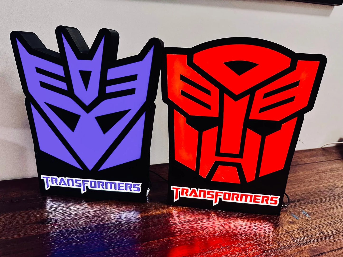 Transformers: Logotipos de Decepticon y Autobots: ¡Letreros iluminados!