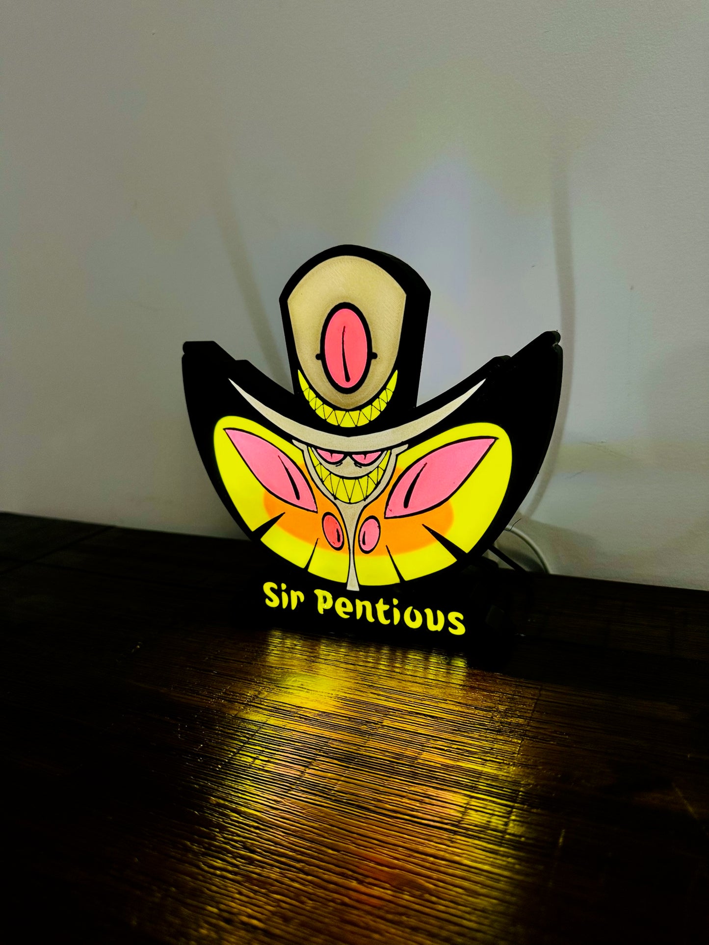 Sir Pentious mit Beleuchtung und USB-Betrieb – Lieblingswandkunst für Fans von Hazbin Hotel