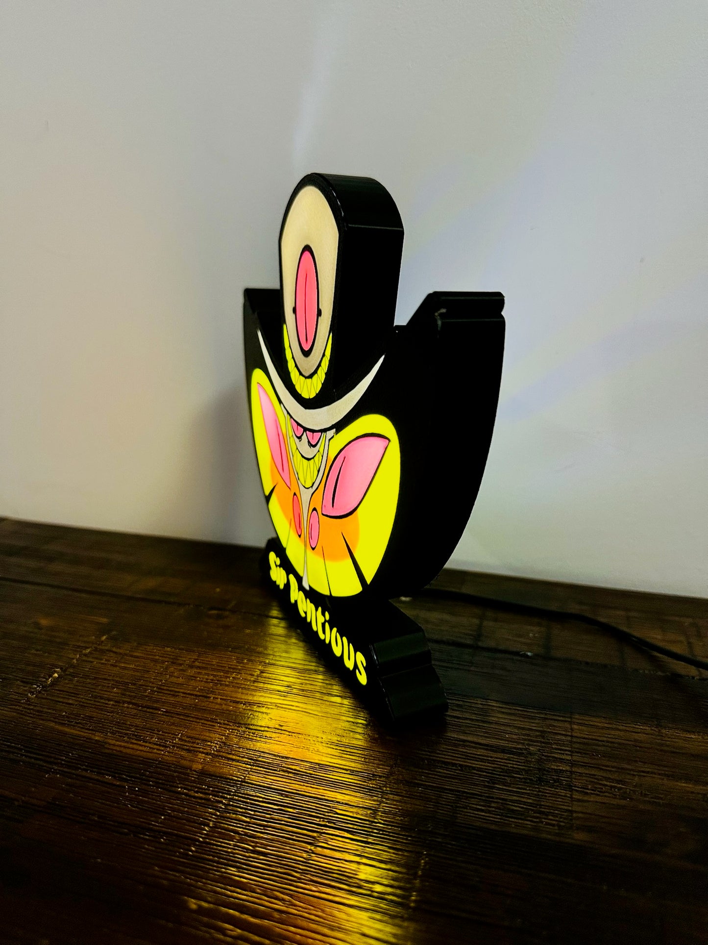 Sir Pentious mit Beleuchtung und USB-Betrieb – Lieblingswandkunst für Fans von Hazbin Hotel