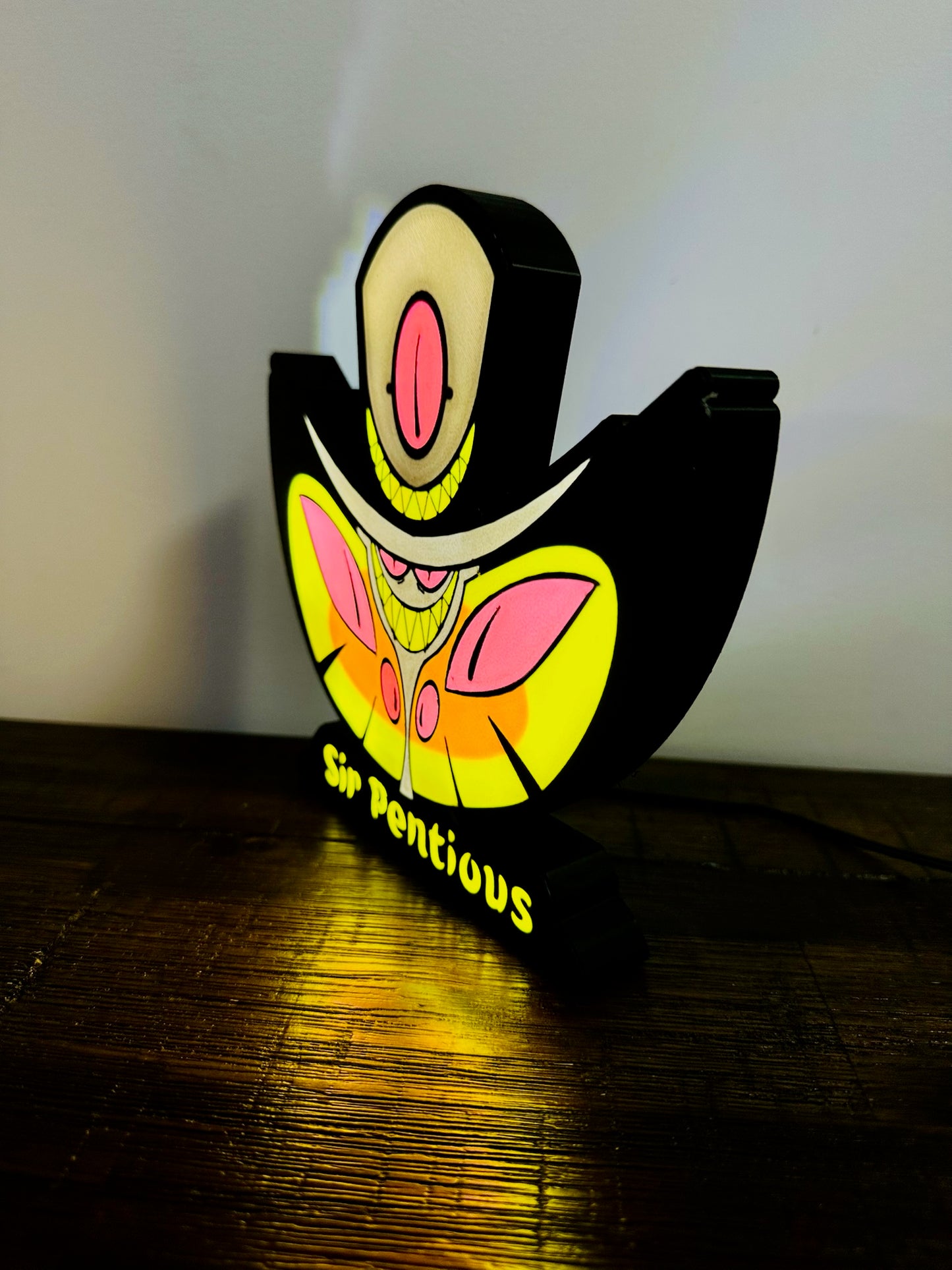Sir Pentious mit Beleuchtung und USB-Betrieb – Lieblingswandkunst für Fans von Hazbin Hotel