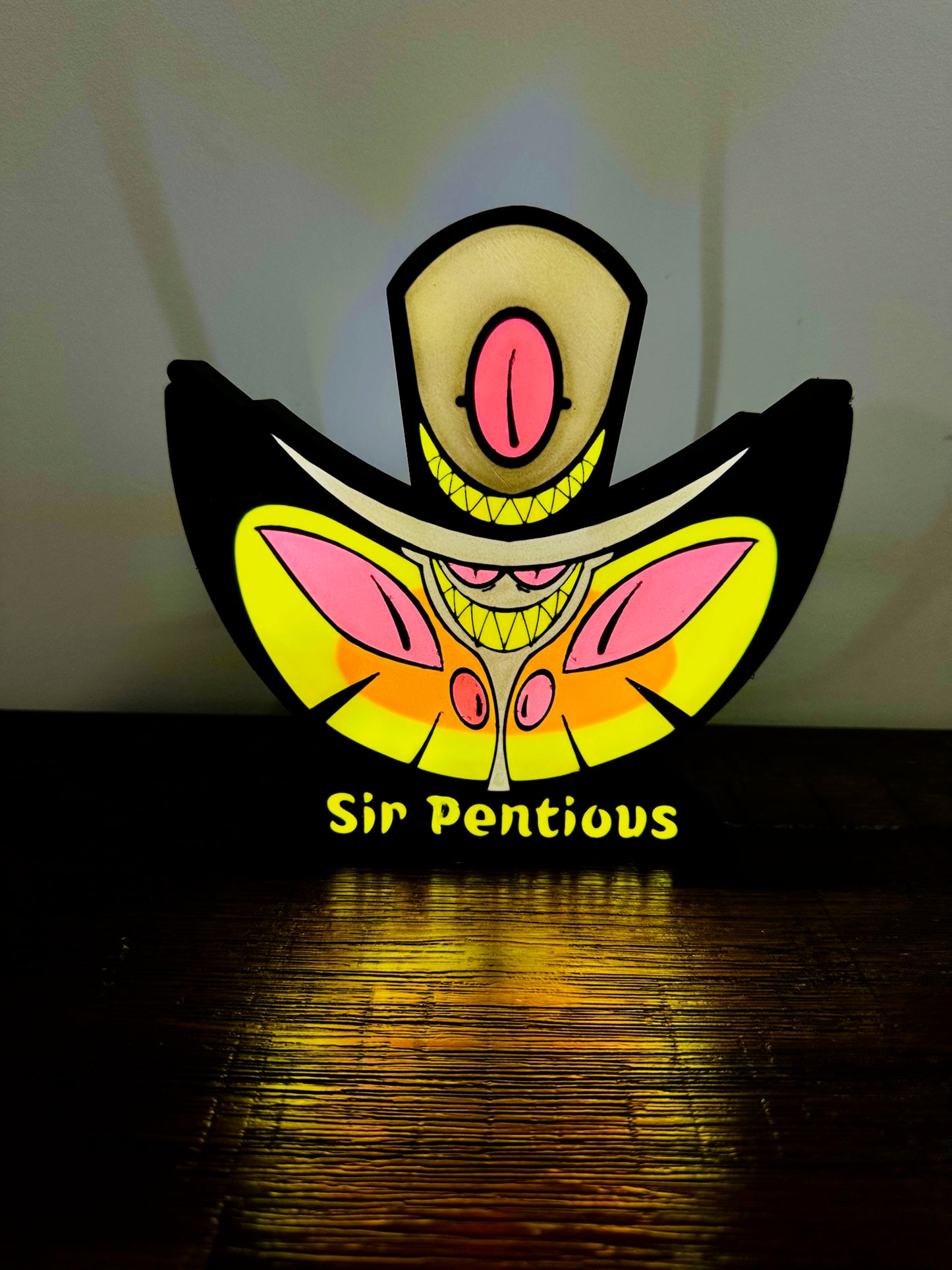 Sir Pentious mit Beleuchtung und USB-Betrieb – Lieblingswandkunst für Fans von Hazbin Hotel
