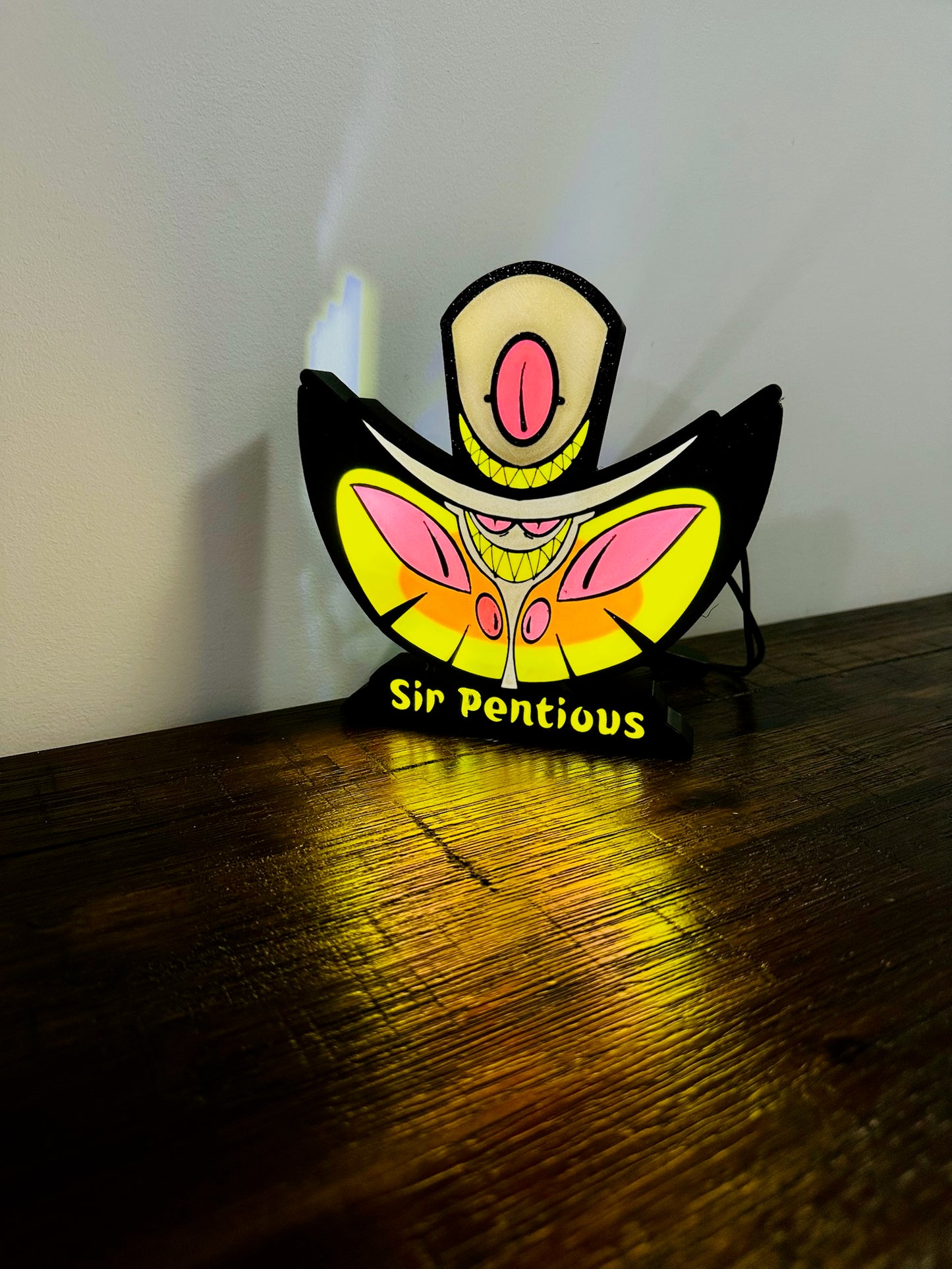 Sir Pentious mit Beleuchtung und USB-Betrieb – Lieblingswandkunst für Fans von Hazbin Hotel