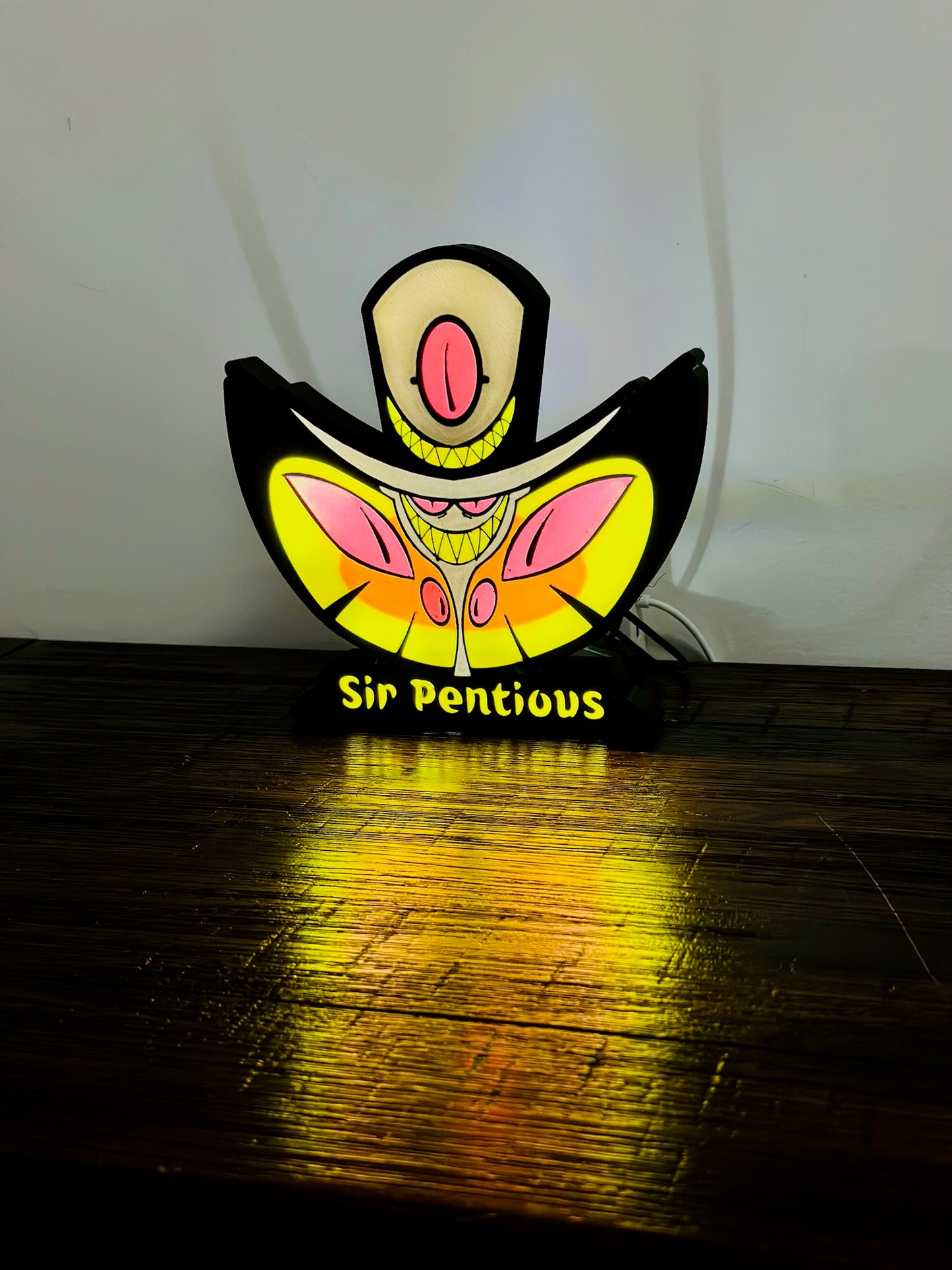Sir Pentious mit Beleuchtung und USB-Betrieb – Lieblingswandkunst für Fans von Hazbin Hotel
