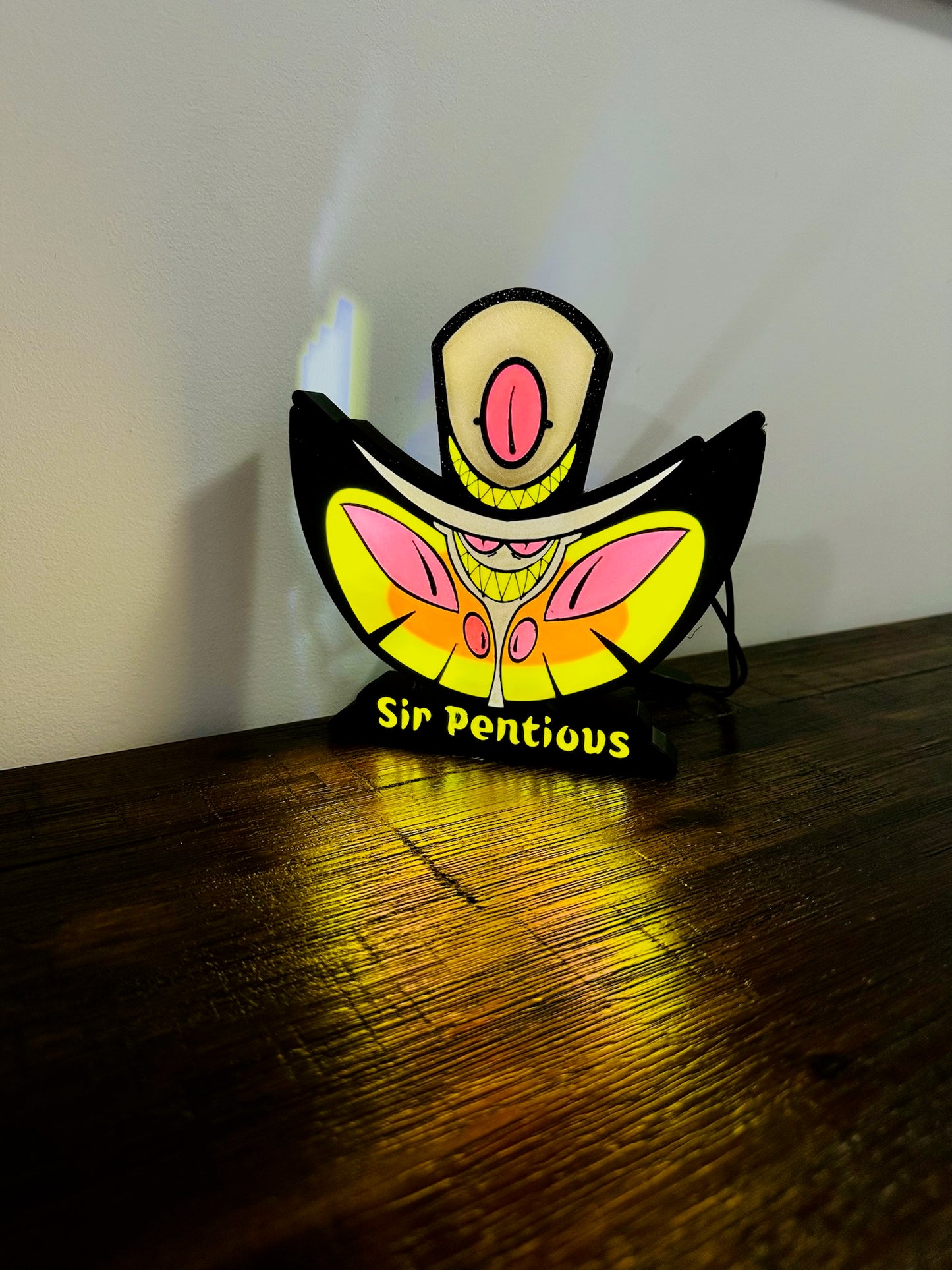 Sir Pentious mit Beleuchtung und USB-Betrieb – Lieblingswandkunst für Fans von Hazbin Hotel