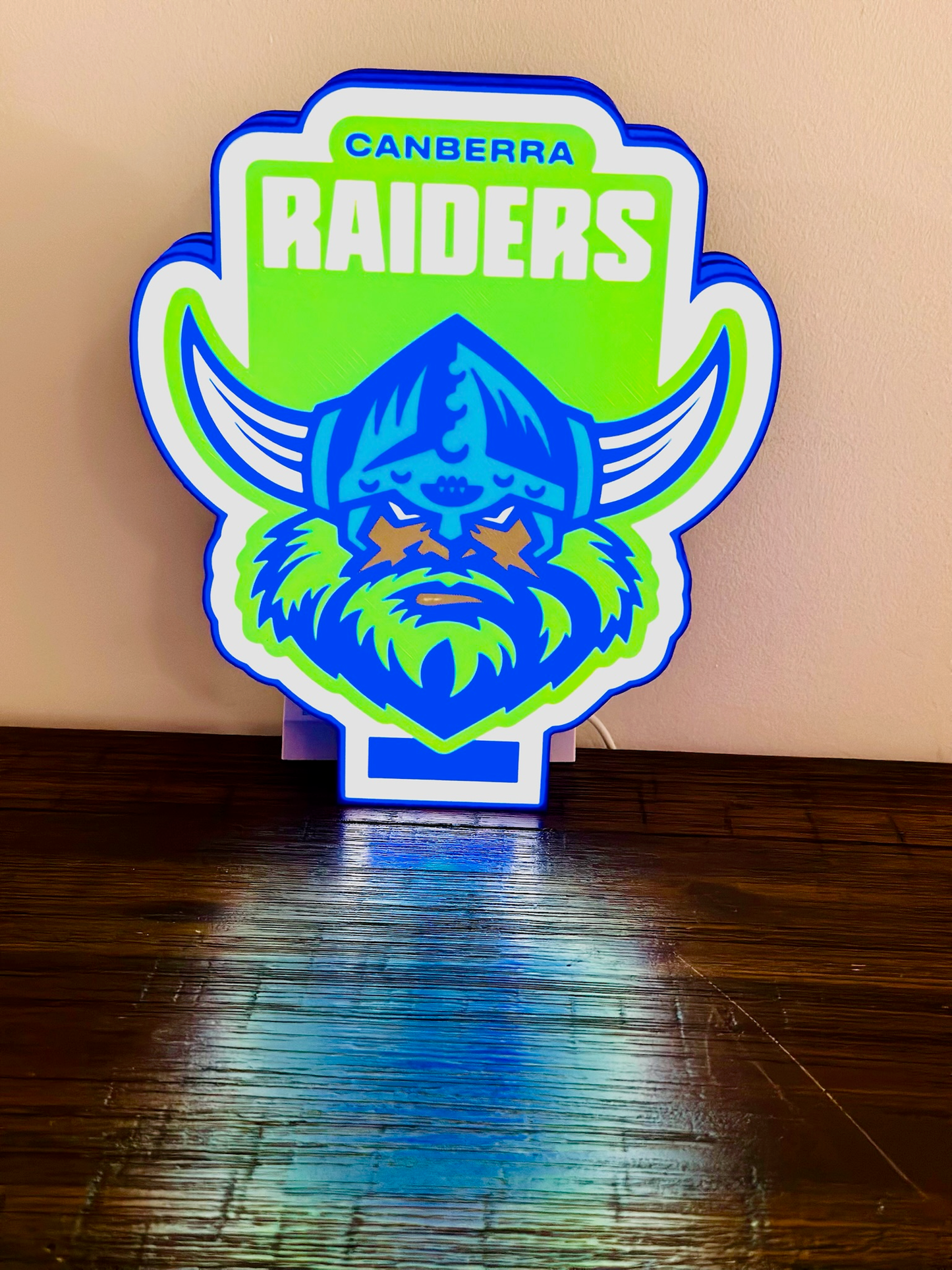 Logo der Canberra Raiders – Leuchtschild – Stromversorgung über USB