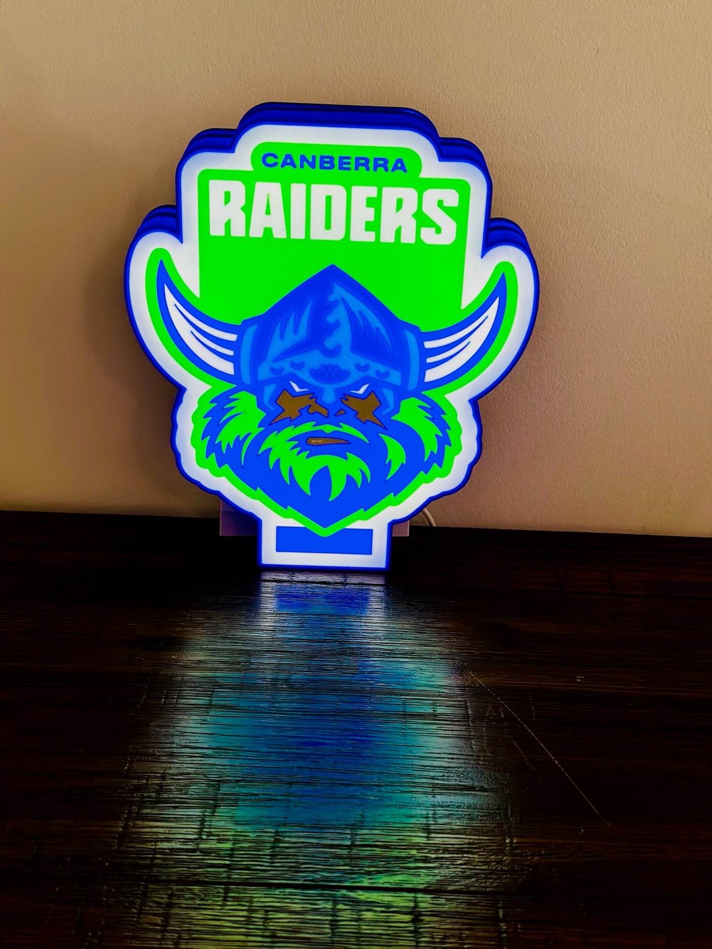 Logo der Canberra Raiders – Leuchtschild – Stromversorgung über USB