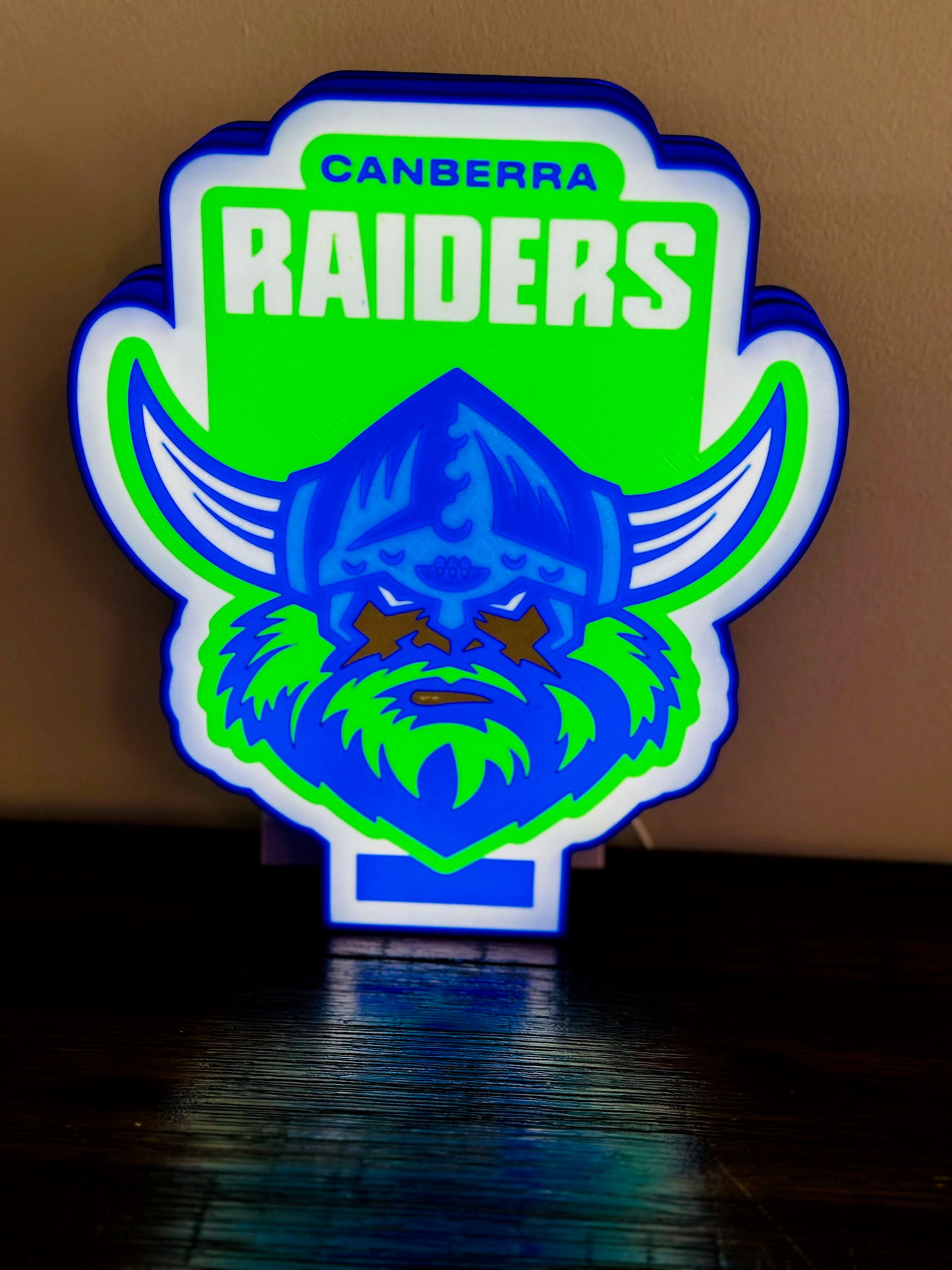 Logo der Canberra Raiders – Leuchtschild – Stromversorgung über USB