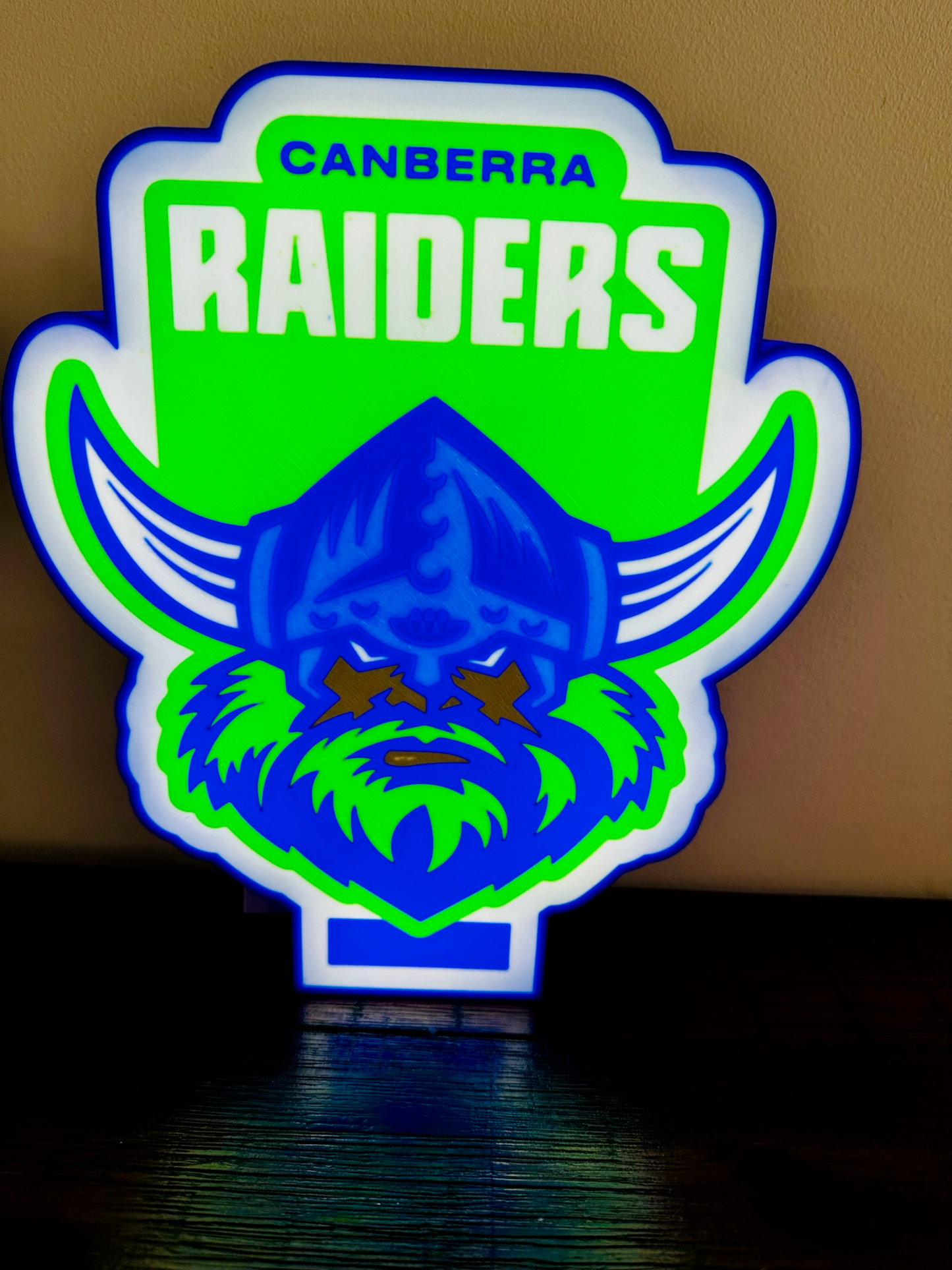 Logo der Canberra Raiders – Leuchtschild – Stromversorgung über USB