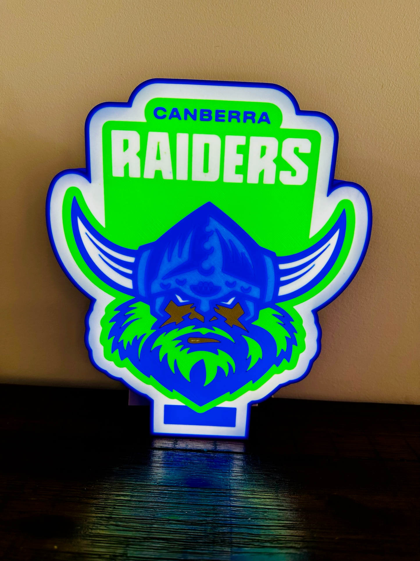 Logo der Canberra Raiders – Leuchtschild – Stromversorgung über USB