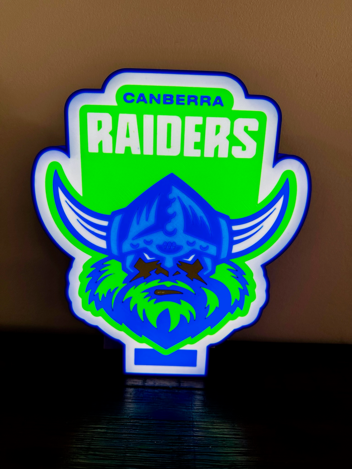 Logo der Canberra Raiders – Leuchtschild – Stromversorgung über USB