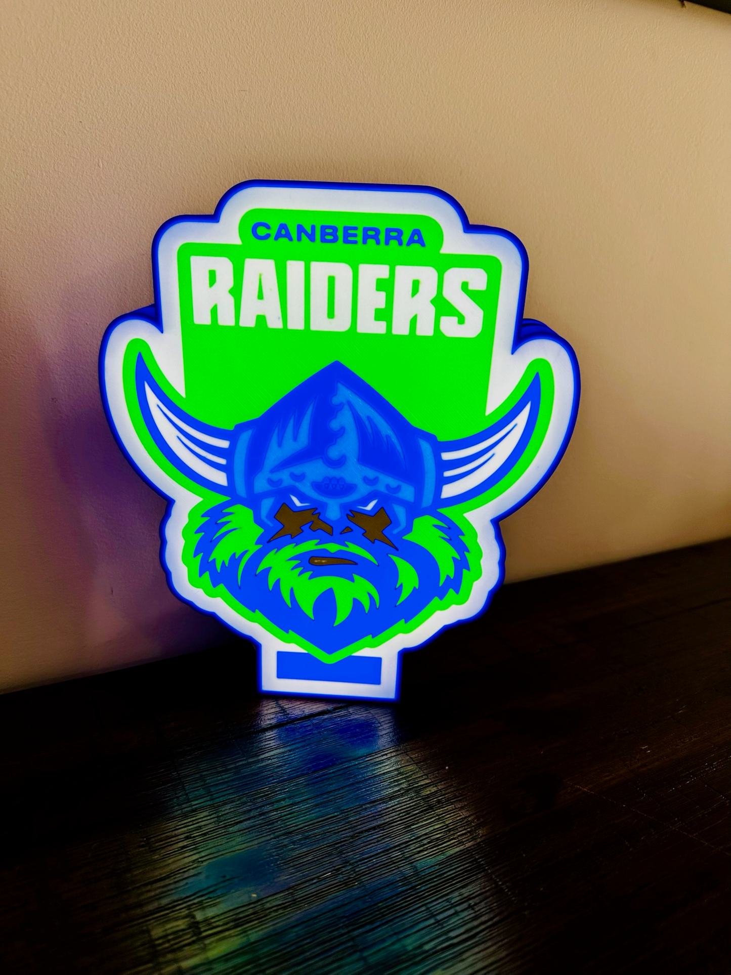 Logo der Canberra Raiders – Leuchtschild – Stromversorgung über USB