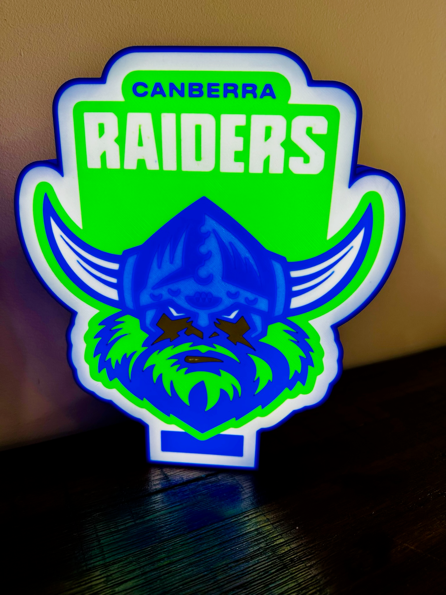 Logo der Canberra Raiders – Leuchtschild – Stromversorgung über USB
