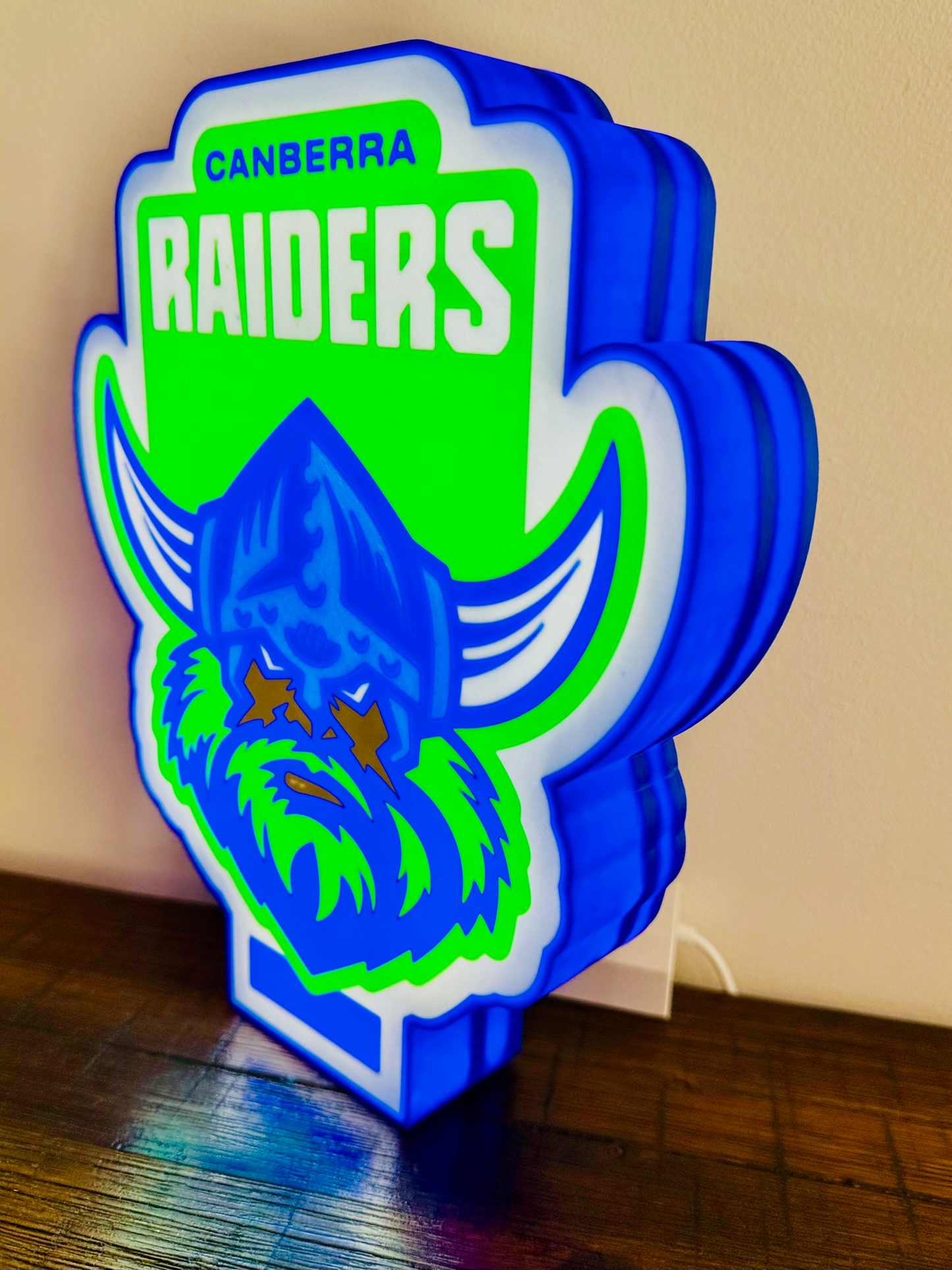 Logo der Canberra Raiders – Leuchtschild – Stromversorgung über USB