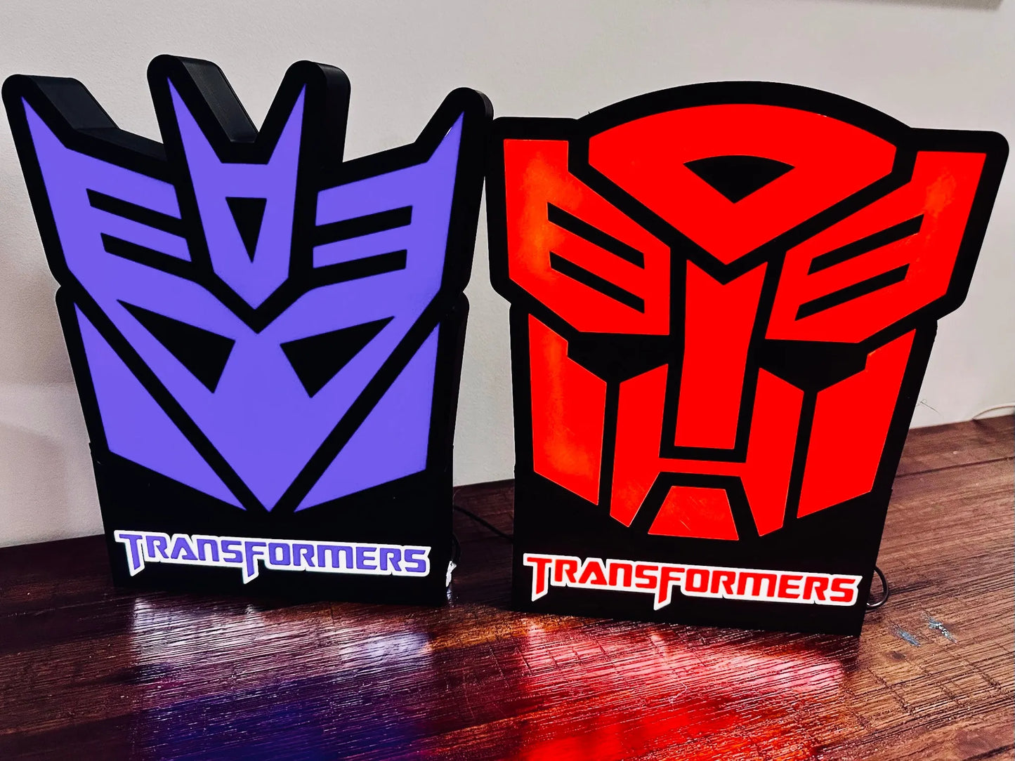 Transformers: Logotipos de Decepticon y Autobots: ¡Letreros iluminados!