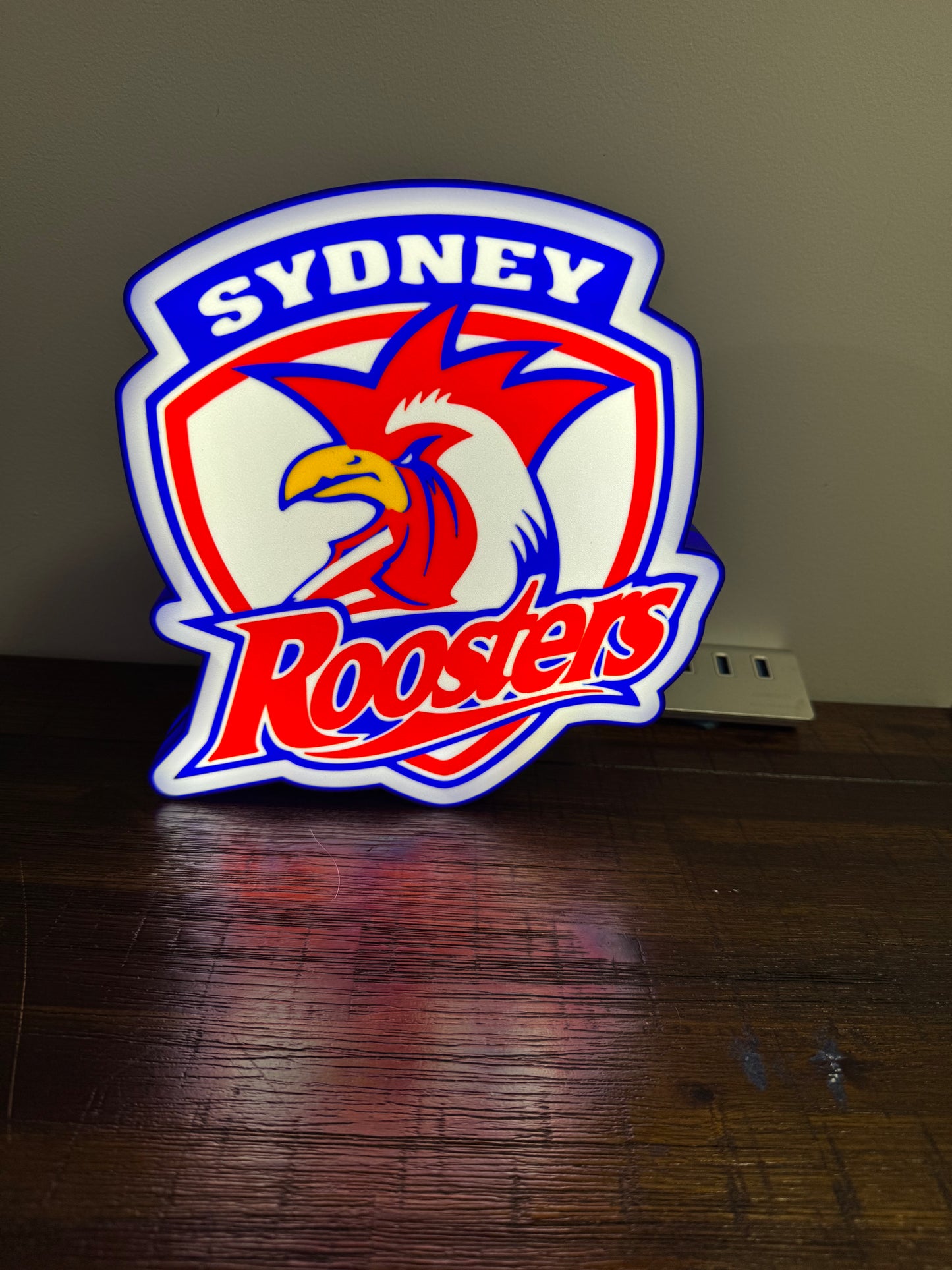 Logo der Sydney Roosters – Leuchtschild – Stromversorgung über USB