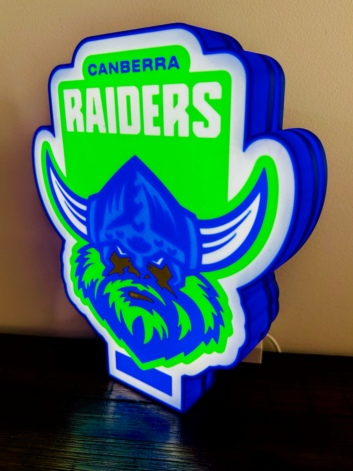Logo der Canberra Raiders – Leuchtschild – Stromversorgung über USB