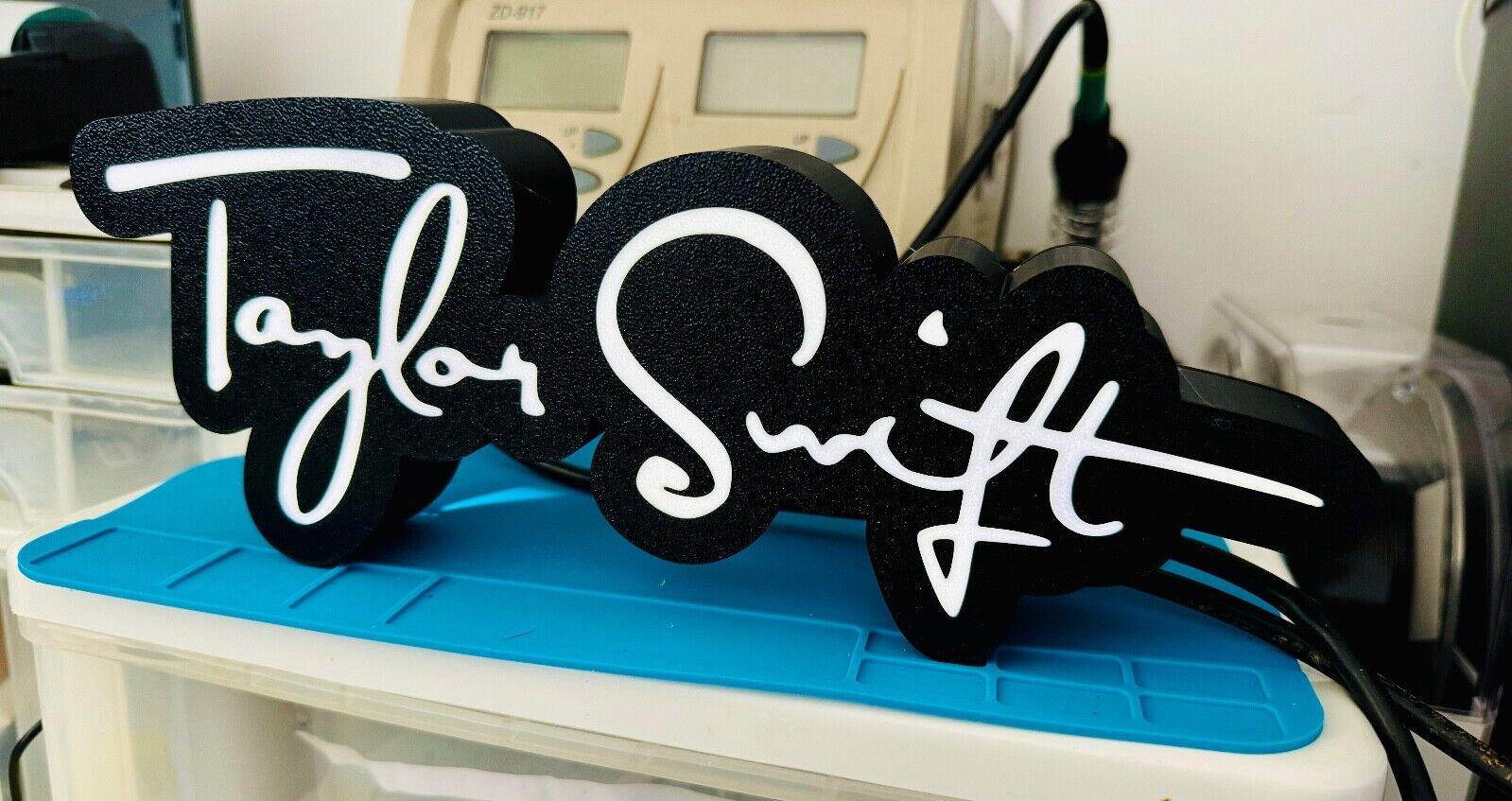 Taylor Swift Autograph / Signature Light Box - 30cm, USB Powered, LED Lit - Light Up Wall Art - Michael's 3D World